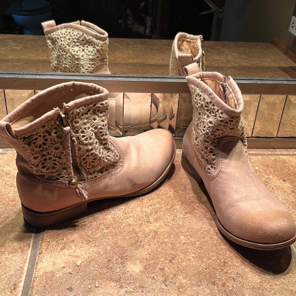 NWT Tan Lace & Faux Suede Booties